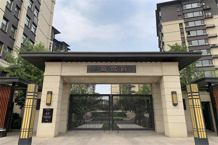 前营小区二楼113平三室带车库83万可按揭